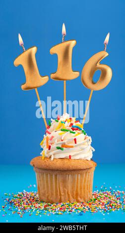 Geburtstagskuchen mit Kerze Nummer 116 - Blauer Hintergrund Stockfoto