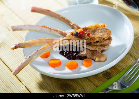 Gebratenes Hammelfleisch mit Beerensauce und Karotte Stockfoto