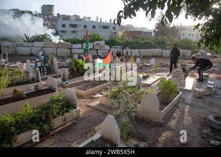 Tulkram, Tulkram, Palästina. Januar 2024. Blick auf den Friedhof, auf dem junge Menschen ihre toten Freunde besuchen, diejenigen, die während des letzten Überfalls der israelischen Armee im Flüchtlingslager nur Shams in Tulkarem, Westjordanland, gefallen sind. (Kreditbild: © Bruno Gallardo/ZUMA Press Wire) NUR REDAKTIONELLE VERWENDUNG! Nicht für kommerzielle ZWECKE! Quelle: ZUMA Press, Inc./Alamy Live News Stockfoto