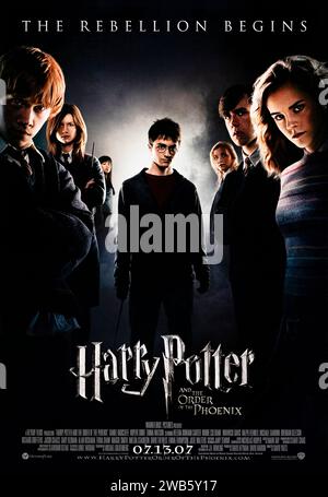 Harry Potter and the Order of the Phoenix (2007) von David Yates mit Daniel Radcliffe, Emma Watson und Rupert Grint. Als ihre Warnung vor Lord Voldemorts Rückkehr verspottet wurde, werden Harry und Dumbledore von den Zauberern angegriffen, als ein autoritärer Bürokrat langsam die Macht in Hogwarts übernimmt. US-Advance-Poster. ***NUR REDAKTIONELLE VERWENDUNG*** Credit: BFA / Warner Bros Stockfoto