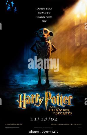 Harry Potter and the Chamber of Secrets (2002) von Chris Columbus mit Daniel Radcliffe, Emma Watson und Rupert Grint. Eine alte Prophezeiung scheint wahr zu werden, als eine mysteriöse Präsenz beginnt, die Gänge einer Zauberschule zu verfolgen und ihre Opfer gelähmt zu lassen. Foto eines Original-Posters aus dem Jahr 2002. ***NUR REDAKTIONELLE VERWENDUNG*** Credit: BFA / Warner Bros Stockfoto
