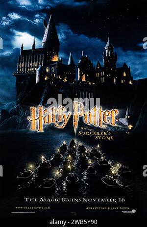 Harry Potter und der Stein des Zauberers (2001) unter der Regie von Chris Columbus mit Daniel Radcliffe, Emma Watson, Rupert Grint und Richard Harris. Ein verwaister Junge meldet sich in eine Zauberschule ein, wo er die Wahrheit über sich selbst, seine Familie und das schreckliche Böse erfährt, das die magische Welt heimsucht. Foto eines Original-Posters aus dem Jahr 2001. ***NUR REDAKTIONELLE VERWENDUNG*** Credit: BFA / Warner Bros Stockfoto