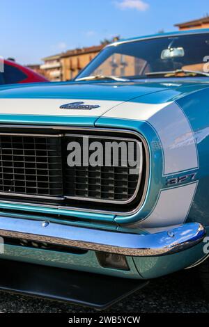 Chevrolet Camaro 327 V8-Motor der ersten Generation 5,3, Modelljahr 1968, blau. Aufgenommen bei einem Autotreffen in Verona (Italien) am 2023. Januar. Stockfoto