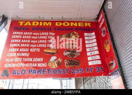 Tadim Döner Menü auf Türkisch, Lavash Döner Kebap Menü Preise Antalya Türkei Stockfoto
