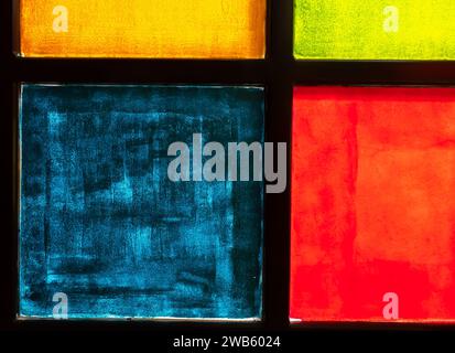 Rahmenfenster in Quadraten mit gelbgrünem, blauem Meereserdbeerrot bemalt Stockfoto