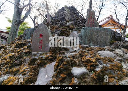 Seiryu Jinja Fujizuka, der am Sakaigawa River steht, ist ein alter