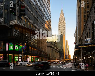 Chrysler Building in New York bei Sonnenuntergang mit klarem Himmel und goldenem Licht. Stockfoto