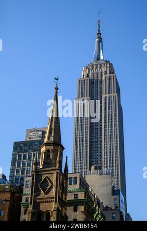 Empire State Building in New York im Juni 2022 an einem sonnigen Tag mit blauem Himmel Stockfoto