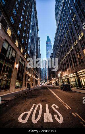 Besteigen Sie einen Vanderbilt-Wolkenkratzer und ein Observatorium in New York City von der Straße aus mit Weitwinkelblick während der Nacht Stockfoto