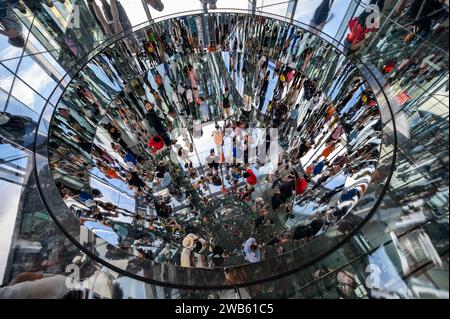 Touristen und Besucher genießen die spiegelverkehrte Aussichtsplattform am Summit One Vanderbilt in New York, USA. Stockfoto