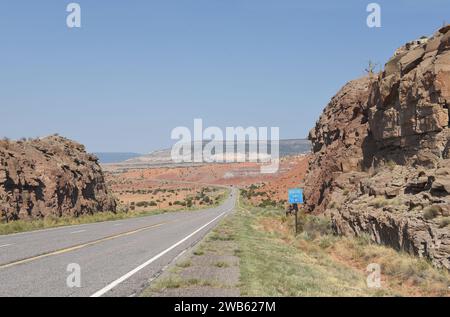 Voll eingerahmtes Panorama der wunderschönen farbenfrohen Berge und Mesas in der Nähe von Santa Fe, New Mexico. Stockfoto