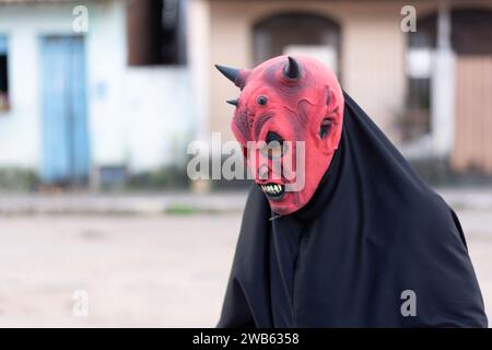 Santo Amaro, Bahia, Brasilien - 19. Juli 2015: Eine nicht identifizierte Person wird mit einer Horrormaske im Bezirk Acupe in Santo Amaro, Bahia, gesehen. Stockfoto
