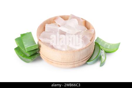 Geschälte Aloe Vera in der Schüssel und Stücke von grüner Pflanze isoliert auf weiß Stockfoto