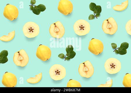Viele reife Quitten auf hellblauem Hintergrund. Muster für Design Stockfoto