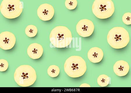 Viele reife Quitten auf grünem Hintergrund. Muster für Design Stockfoto