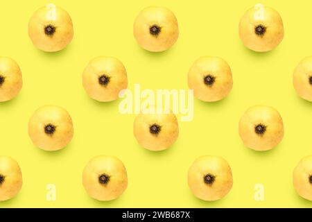 Viele reife Quitten auf gelbem Hintergrund. Muster für Design Stockfoto