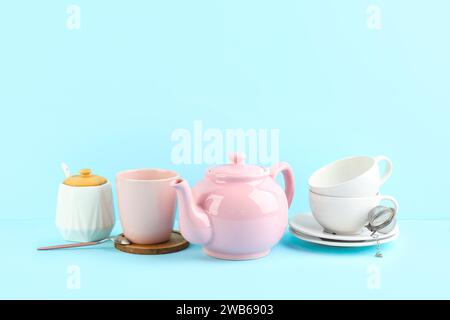Stilvolles Teeset auf blauem Hintergrund Stockfoto