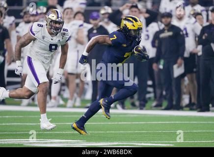 Houston, Usa. Januar 2024. Michigan Wolverines Running Back Donovan Edwards läuft 41 Yards, um im ersten Quartal gegen die Washington Huskies während der College Football Playoff National Championship 2024 im NRG Stadium in Houston, Texas, am Montag, den 8. Januar 2024 zu treffen. Foto: Kevin M. Cox/UPI Credit: UPI/Alamy Live News Stockfoto