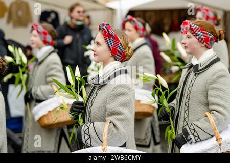 VILNIUS, LITAUEN - 4. MÄRZ 2023: Fröhliche Menschen, die an einer humorvollen Parade während Kaziuko Muge oder Kaziukas teilnehmen, traditioneller Ostermarkt, Kunsthandwerk Stockfoto