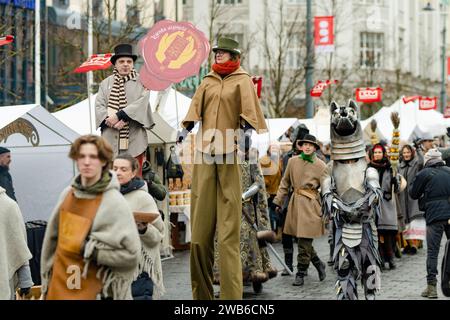 VILNIUS, LITAUEN - 4. MÄRZ 2023: Fröhliche Menschen, die an einer humorvollen Parade während Kaziuko Muge oder Kaziukas teilnehmen, traditioneller Ostermarkt, Kunsthandwerk Stockfoto