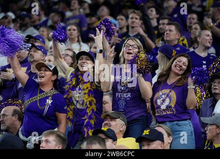 Houston, Usa. Januar 2024. Die Fans der Washington Huskies bejubeln ihr Team im ersten Quartal gegen die Michigan Wolverines während der College Football Playoff National Championship 2024 im NRG Stadium in Houston, Texas am Montag, den 8. Januar 2024. Foto: Kevin M. Cox/UPI Credit: UPI/Alamy Live News Stockfoto