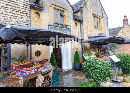 Broadway-Dorf in den Cotswolds und Broadway Deli mit Wagen draußen verkauft Obst und Gemüse, Worcestershire, England, Großbritannien, 2023 Stockfoto