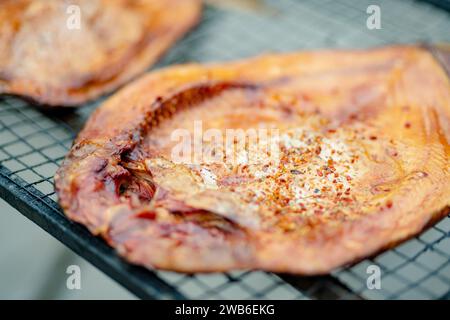 Auswahl an hausgemachtem Räucherfisch auf einem Bauernmarkt in Vilnius, Litauen. Kaziukas, traditionelle Frühjahrsmesse in der Hauptstadt Litauens. Stockfoto