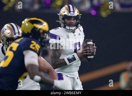 Houston, Usa. Januar 2024. Washington Huskies Quarterback Michael Penix Jr. schaut im Downfield nach unten, um im ersten Viertel gegen die Michigan Wolverines während der College Football Playoff National Championship 2024 im NRG Stadium in Houston, Texas am Montag, den 8. Januar 2024, zu bestehen. Foto: Kevin M. Cox/UPI Credit: UPI/Alamy Live News Stockfoto