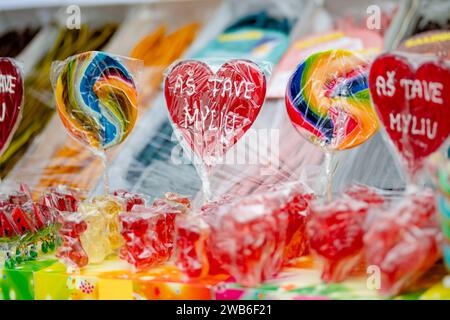 Verschiedene Süßigkeiten und Bonbons auf der traditionellen litauischen Frühlingsmesse in Vilnius, Litauen. "As tave myliu" bedeutet auf Litauisch "Ich liebe dich". Stockfoto