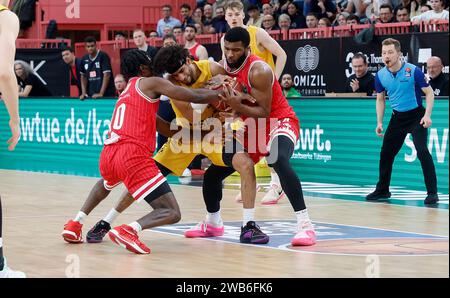 Tübingen, Deutschland. Januar 2024. v. l. Darius Perry (Würzburg Baskets, 10), Jhivvan Jackson (Tigers Tübingen, 56) und Emmanuel Little (Würzburg Baskets, 14), beim Kampf um den Ball. 08.01.2024, Basketball, BBL, Tigers Tübingen Würzburg Baskets, GER, Tübingen, Paul Horn-Arena. Quelle: dpa/Alamy Live News Stockfoto