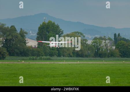 Flughafen Altenrhein, Saint Gallen, Schweiz, 12. September 2023 HB-TDA Cessna 172S Skyhawk startet von Start- und Landebahn 28 Stockfoto