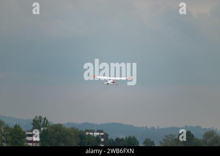 Flughafen Altenrhein, Saint Gallen, Schweiz, 12. September 2023 HB-TDA Cessna 172S Skyhawk startet von Start- und Landebahn 28 Stockfoto