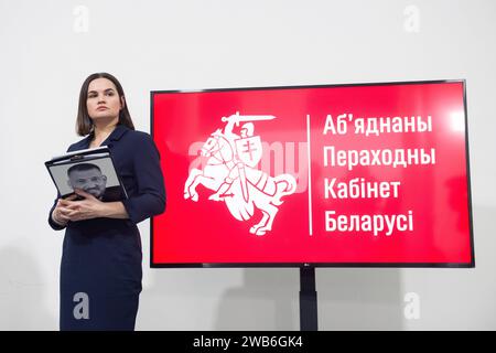 Warschau, Polen. Januar 2024. Sviatlana Tsikhanouskaya steht neben dem verbotenen Symbol des freien Weißrusslands während der Pressekonferenz. Die Anführerin der belarussischen Opposition, Sviatlana Tsikhanouskaya, Leiterin des Vereinigten Übergangskabinetts von Belarus, begann einen dreitägigen Besuch in Polen. Während des abendlichen Pressebriefings sagte Tsikhanouskaya, dass 2023 ein schwieriges Jahr für die Weißrussen sei und 2024 dasselbe sein werde. Aber - wie sie sagte - die Weißrussen haben letztes Jahr überlebt und werden dieses Jahr überleben. „Das Wichtigste ist, Optimismus, Glauben, Einheit und Energie aufrechtzuerhalten“, betonte sie. Cre Stockfoto