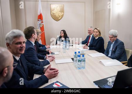 Sviatlana Tsikhanouskaya (C) nimmt an einem Treffen mit ihren Kabinettsmitgliedern in Warschau Teil. Die Anführerin der belarussischen Opposition, Sviatlana Tsikhanouskaya, Leiterin des Vereinigten Übergangskabinetts von Belarus, begann einen dreitägigen Besuch in Polen. Während des abendlichen Pressebriefings sagte Tsikhanouskaya, dass 2023 ein schwieriges Jahr für die Weißrussen sei und 2024 dasselbe sein werde. Aber - wie sie sagte - die Weißrussen haben letztes Jahr überlebt und werden dieses Jahr überleben. „Das Wichtigste ist, Optimismus, Glauben, Einheit und Energie aufrechtzuerhalten“, betonte sie. (Foto: Attila Husejnow/SOPA Images/SIPA USA) Stockfoto