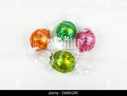 Sortiment von Lindt Lindor Schokoladenkugeln auf weißem Hintergrund – Wales, Großbritannien – 21. November 2023 Stockfoto