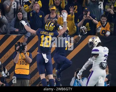 Houston, Usa. Januar 2024. Michigan Wolverines Running Back Donovan Edwards feiert mit dem engen Ende Colston Loveland, nachdem er 46 Yards im ersten Quartal seinen zweiten Touchdown gegen die Washington Huskies während der College Football Playoff National Championship 2024 im NRG Stadium in Houston, Texas am Montag, den 8. Januar 2024 erzielte. Foto: Kevin M. Cox/UPI Credit: UPI/Alamy Live News Stockfoto