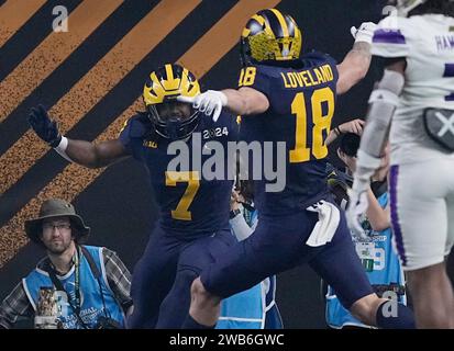 Houston, Usa. Januar 2024. Michigan Wolverines Running Back Donovan Edwards feiert mit dem engen Ende Colston Loveland, nachdem er 46 Yards im ersten Quartal seinen zweiten Touchdown gegen die Washington Huskies während der College Football Playoff National Championship 2024 im NRG Stadium in Houston, Texas am Montag, den 8. Januar 2024 erzielte. Foto: Kevin M. Cox/UPI Credit: UPI/Alamy Live News Stockfoto