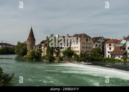 Bremgarten, Kanton Aargau, Schweiz, 3. September 2023 schöne Aussicht entlang der Reuss in der Innenstadt an einem sonnigen Tag Stockfoto