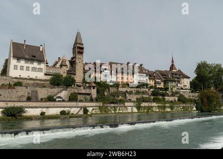 Bremgarten, Kanton Aargau, Schweiz, 3. September 2023 schöne Aussicht entlang der Reuss in der Innenstadt an einem sonnigen Tag Stockfoto