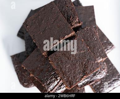 Blick auf einen Stapel frisch gebackener Brownies auf einem weißen Teller Stockfoto