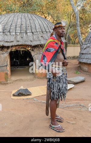 Männlicher Erwachsener in traditioneller Zulu-Tracht, Lesedi Cultural Village, Lanseria, Gauteng, Südafrika Stockfoto