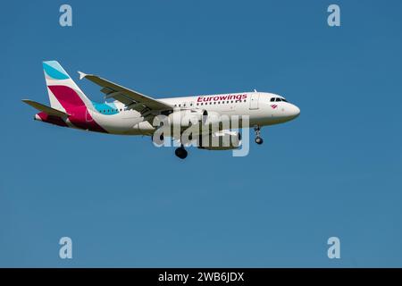 Zürich, Schweiz, 6. September 2023 D-AGWV Eurowings Airbus A319-132 kommt auf Landebahn 14 an Stockfoto