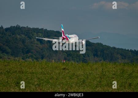 Zürich, Schweiz, 6. September 2023 D-AGWV Eurowings Airbus A319-132 kommt auf Landebahn 14 an Stockfoto