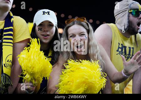 Houston, Usa. Januar 2024. Die Fans der Michigan Wolverines jubeln ihr Team im zweiten Quartal gegen die Washington Huskies während der College Football Playoff National Championship 2024 im NRG Stadium in Houston, Texas am Montag, den 8. Januar 2024. Foto: Kevin M. Cox/UPI Credit: UPI/Alamy Live News Stockfoto