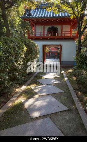 Der Blick auf das Tor im chinesischen Stil mit Shoro mon (Glockenturm) am Toganji-Tempel, Motoyama, Nagoya Stockfoto