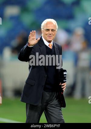 Peking, China. Juli 2010. Die deutsche Fußballlegende Franz Beckenbauer ist nach Angaben des Deutschen Fußballverbandes (DFB) am 8. Januar 2024 mit 78 Jahren verstorben. Dieses Foto vom 7. Juli 2010 zeigt Franz Beckenbauer vor dem Halbfinale der Fußball-Weltmeisterschaft 2010 zwischen Deutschland und Spanien im Durban-Stadion in Durban, Südafrika, den Medien zuwinkt. Quelle: Wang Yuguo/Xinhua/Alamy Live News Stockfoto