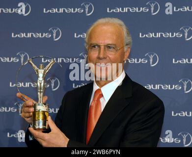 Peking, China. April 2007. Die deutsche Fußballlegende Franz Beckenbauer ist nach Angaben des Deutschen Fußballverbandes (DFB) am 8. Januar 2024 mit 78 Jahren verstorben. Dieses Foto, das am 2. April 2007 aufgenommen wurde, zeigt Franz Beckenbauer, der nach dem Gewinn des Lifetime Achievement Award bei den Laureus World Sports Awards 2007 in Barcelona, Spanien, posiert. Quelle: Chen Haitong/Xinhua/Alamy Live News Stockfoto