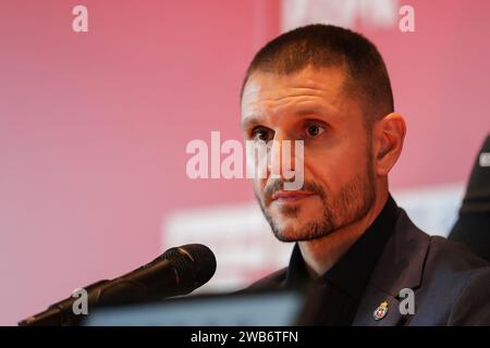 Krakau, Polen. Januar 2024. Trainer Albert Rude aus Wisla Krakau bei einer Pressekonferenz während der Präsentation des neuen Trainers von Wisla Krakau im Stadtstadion Krakau. Quelle: SOPA Images Limited/Alamy Live News Stockfoto