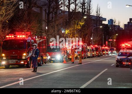 Peking, Japan. Januar 2024. Feuerwehrleute und Polizisten arbeiten in der Nähe des ehemaligen japanischen Premierministers Kakuei Tanaka in Tokio, Japan, 8. Januar 2024. Am Montagnachmittag brach in einem Gebäude aus, in dem der ehemalige japanische Premierminister Kakuei Tanaka in Tokio residierte, ein Feuer aus, berichteten lokale Medien. Quelle: Zhang Xiaoyu/Xinhua/Alamy Live News Stockfoto