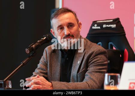 Krakau, Polen. Januar 2024. Kiko Ramirez aus Wisla Krakau wurde auf einer Pressekonferenz während der Präsentation des neuen Trainers von Wisla Krakau im Stadtstadion Krakau gesehen. Quelle: SOPA Images Limited/Alamy Live News Stockfoto